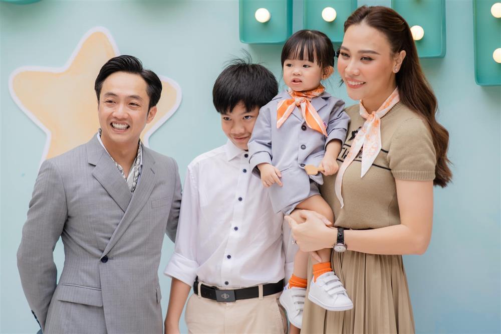 Ái nữ 2 tuổi không khác gì Đàm Thu Trang bản nhí khi mặc vest-1