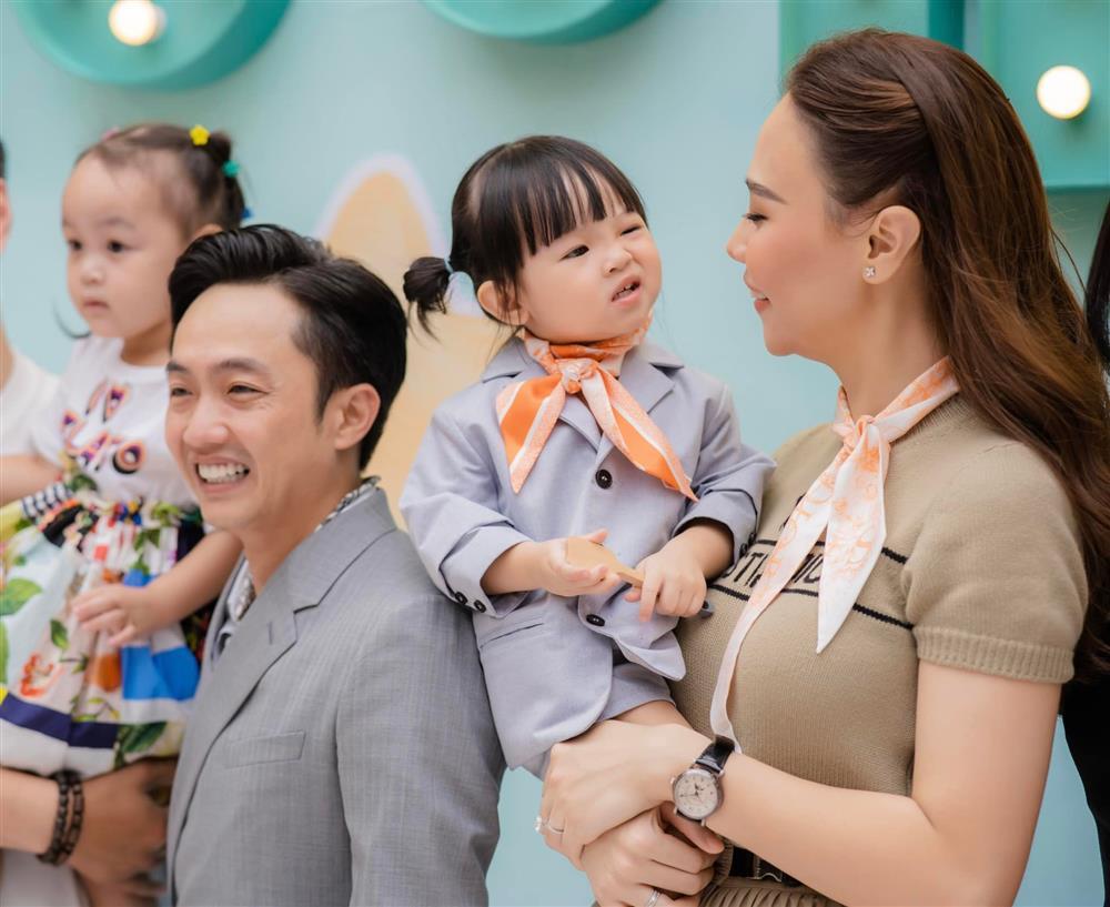 Ái nữ 2 tuổi không khác gì Đàm Thu Trang bản nhí khi mặc vest-2