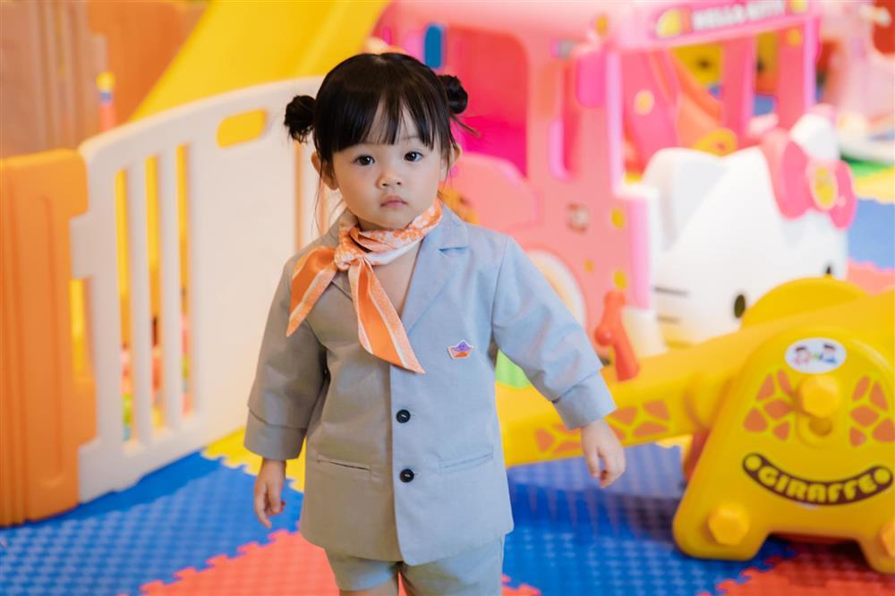 Ái nữ 2 tuổi không khác gì Đàm Thu Trang bản nhí khi mặc vest-4