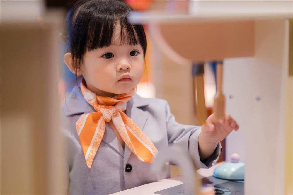Ái nữ 2 tuổi không khác gì Đàm Thu Trang bản nhí khi mặc vest-3
