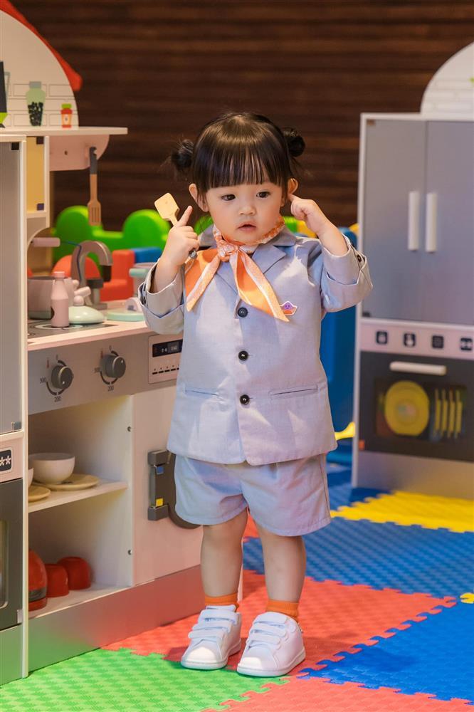 Ái nữ 2 tuổi không khác gì Đàm Thu Trang bản nhí khi mặc vest-5