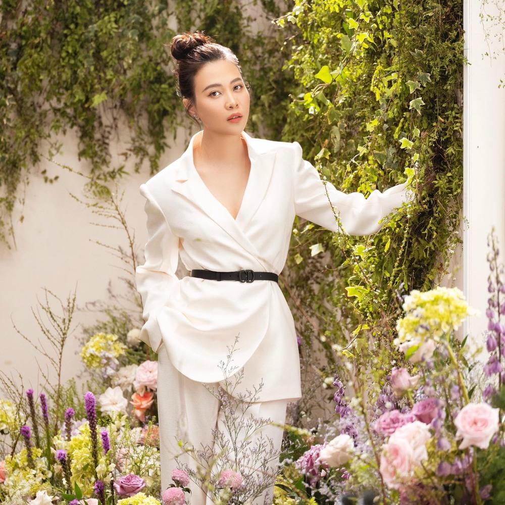 Ái nữ 2 tuổi không khác gì Đàm Thu Trang bản nhí khi mặc vest-7