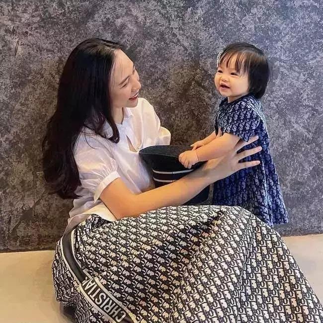 Ái nữ 2 tuổi không khác gì Đàm Thu Trang bản nhí khi mặc vest-14