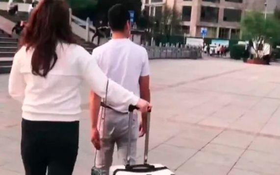 Lần đầu gặp bạn gái trên mạng, chàng trai vứt luôn bó hoa trên tay-4