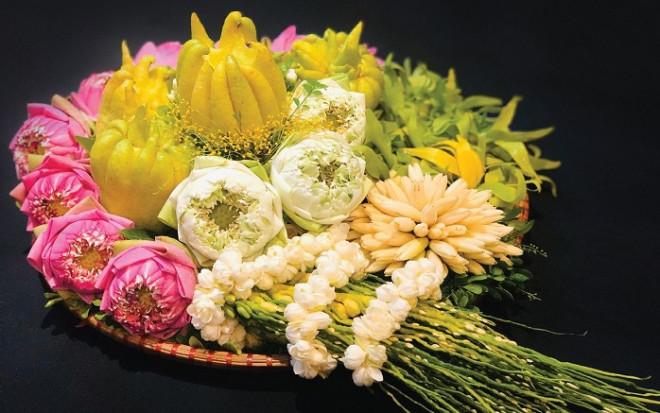 Chọn hoa nào bày trên ban thờ Rằm tháng 7 để nhiều tài lộc?-3
