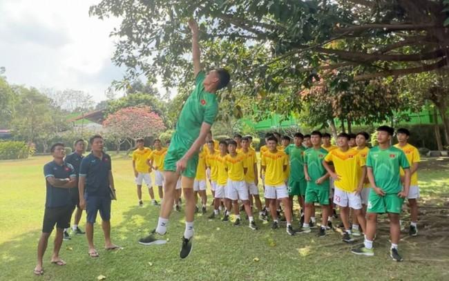 Thủ môn U16 Việt Nam chấn thương và phải ngồi xe lăn, giờ ra sao?-1