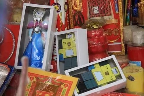 Đi chợ tháng cô hồn: Đồ nhậu, trà sữa, hàng hiệu chả thiếu thứ gì-2