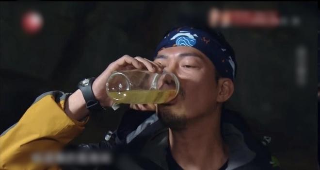 Gameshow bị chỉ trích vì để nữ diễn viên ăn cám heo-3