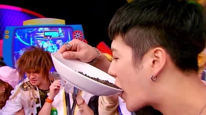 Gameshow bị chỉ trích vì để nữ diễn viên ăn cám heo-4