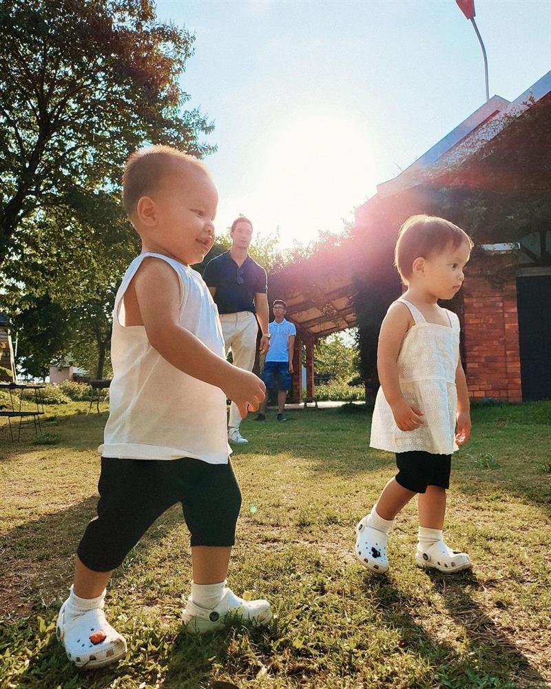 Cặp song sinh nhà Hà Hồ thường xuyên mặc lại đồ cũ dù đã cao lớn-9