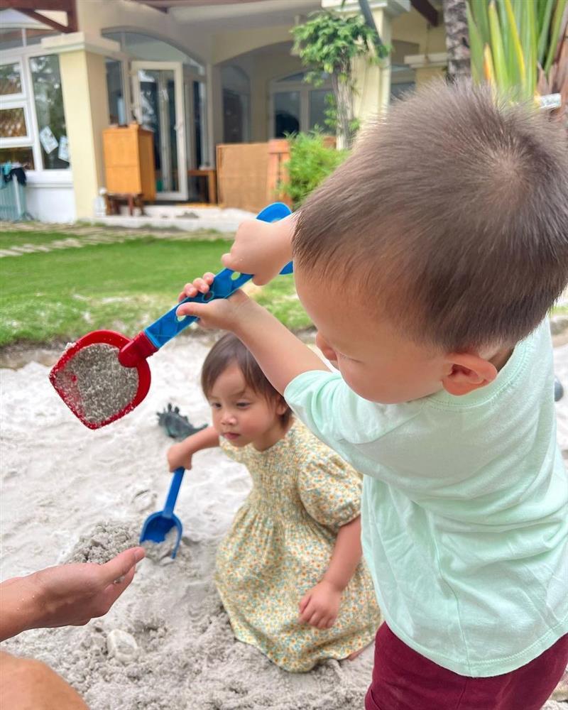 Cặp song sinh nhà Hà Hồ thường xuyên mặc lại đồ cũ dù đã cao lớn-3