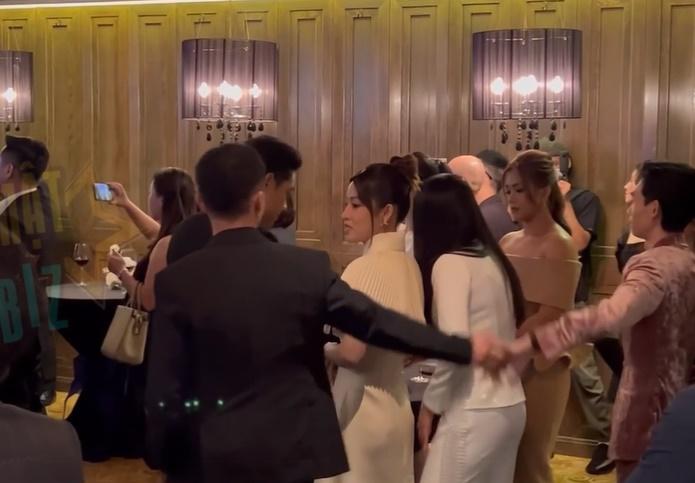 Tóm gọn Puka chỉnh áo cho Gin Tuấn Kiệt chốn đông người-1