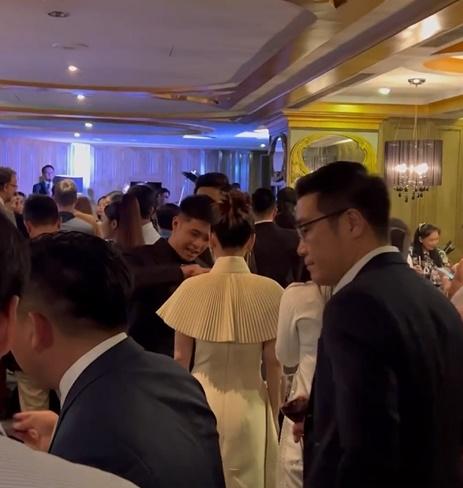 Tóm gọn Puka chỉnh áo cho Gin Tuấn Kiệt chốn đông người-3