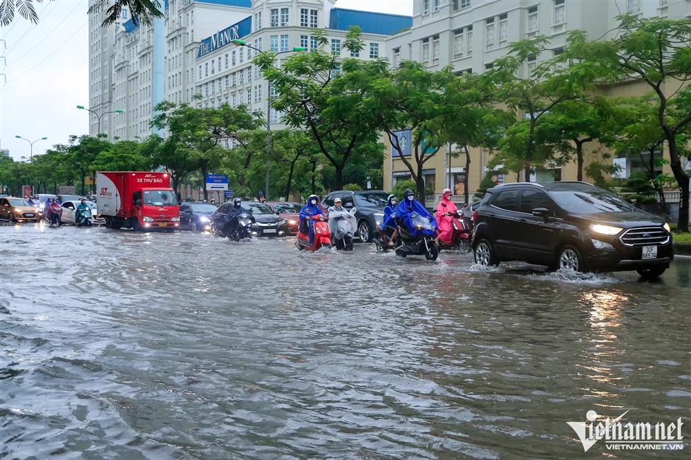 Mưa kéo dài ngập mọi ngả đường Hà Nội, xe máy vào ngõ cũng không thoát-1