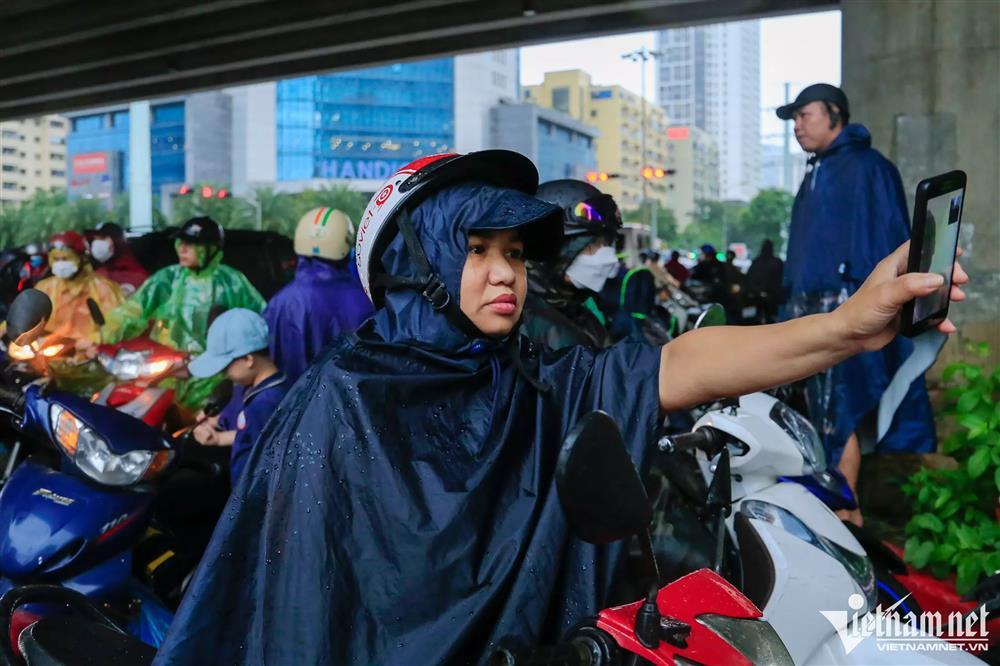 Mưa kéo dài ngập mọi ngả đường Hà Nội, xe máy vào ngõ cũng không thoát-3