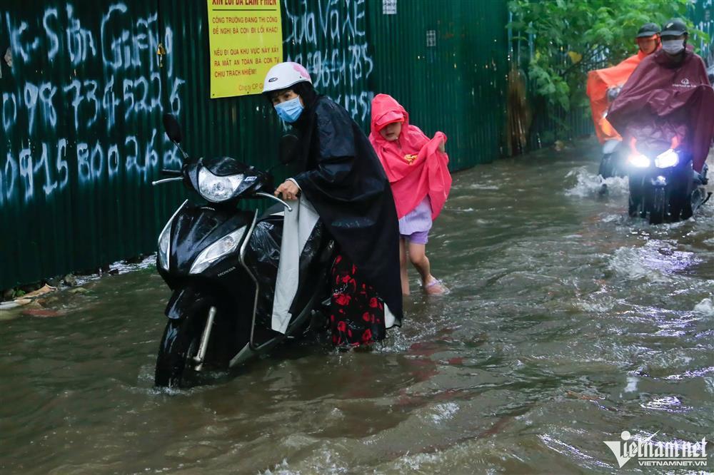 Mưa kéo dài ngập mọi ngả đường Hà Nội, xe máy vào ngõ cũng không thoát-4
