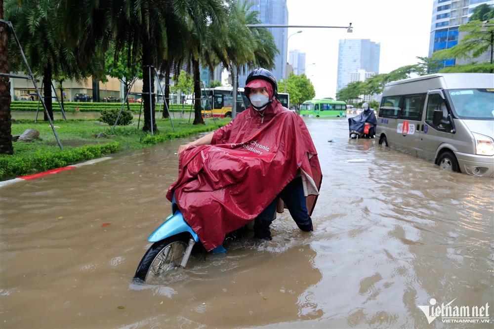 Mưa kéo dài ngập mọi ngả đường Hà Nội, xe máy vào ngõ cũng không thoát-5