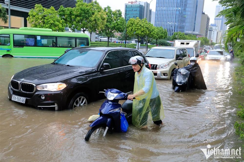 Mưa kéo dài ngập mọi ngả đường Hà Nội, xe máy vào ngõ cũng không thoát-6