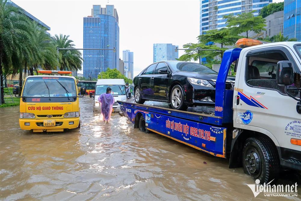 Mưa kéo dài ngập mọi ngả đường Hà Nội, xe máy vào ngõ cũng không thoát-10