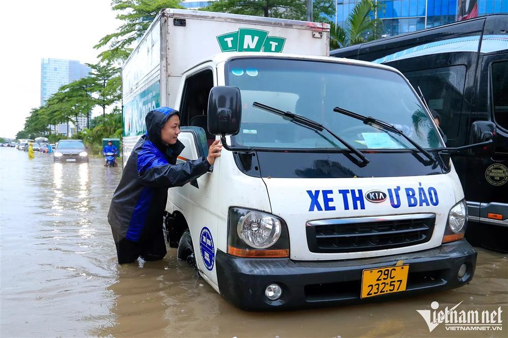 Mưa kéo dài ngập mọi ngả đường Hà Nội, xe máy vào ngõ cũng không thoát-11