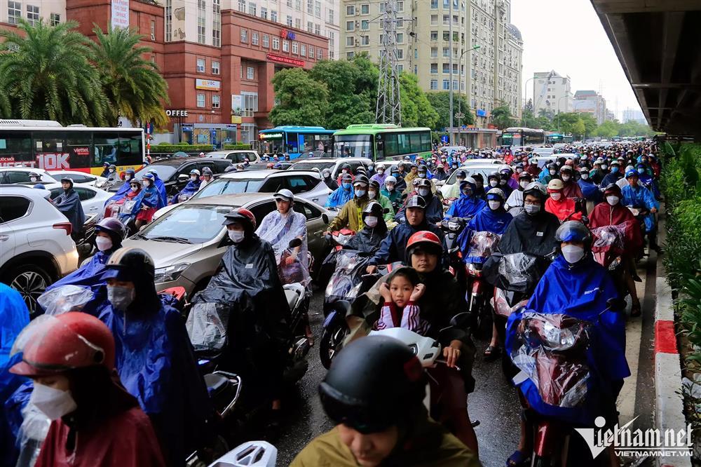 Mưa kéo dài ngập mọi ngả đường Hà Nội, xe máy vào ngõ cũng không thoát-12