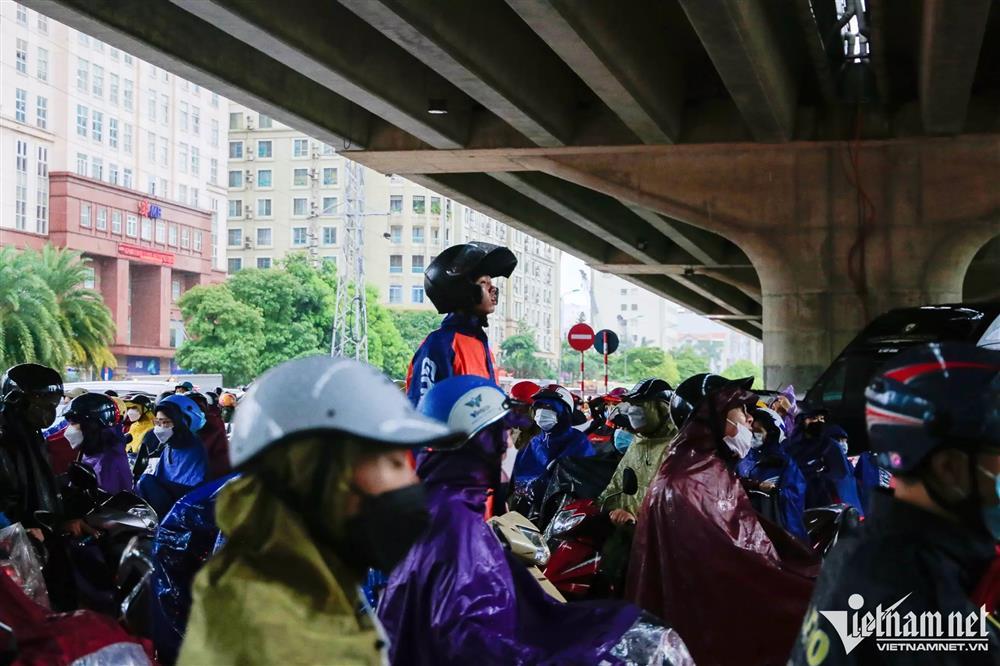 Mưa kéo dài ngập mọi ngả đường Hà Nội, xe máy vào ngõ cũng không thoát-13