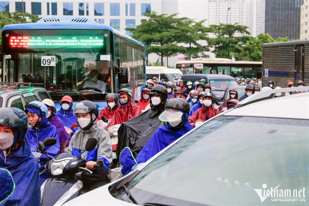 Mưa kéo dài ngập mọi ngả đường Hà Nội, xe máy vào ngõ cũng không thoát-14