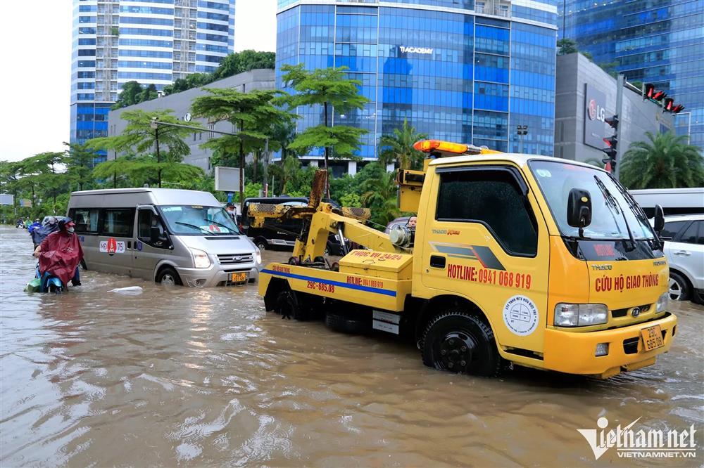 Mưa kéo dài ngập mọi ngả đường Hà Nội, xe máy vào ngõ cũng không thoát-8