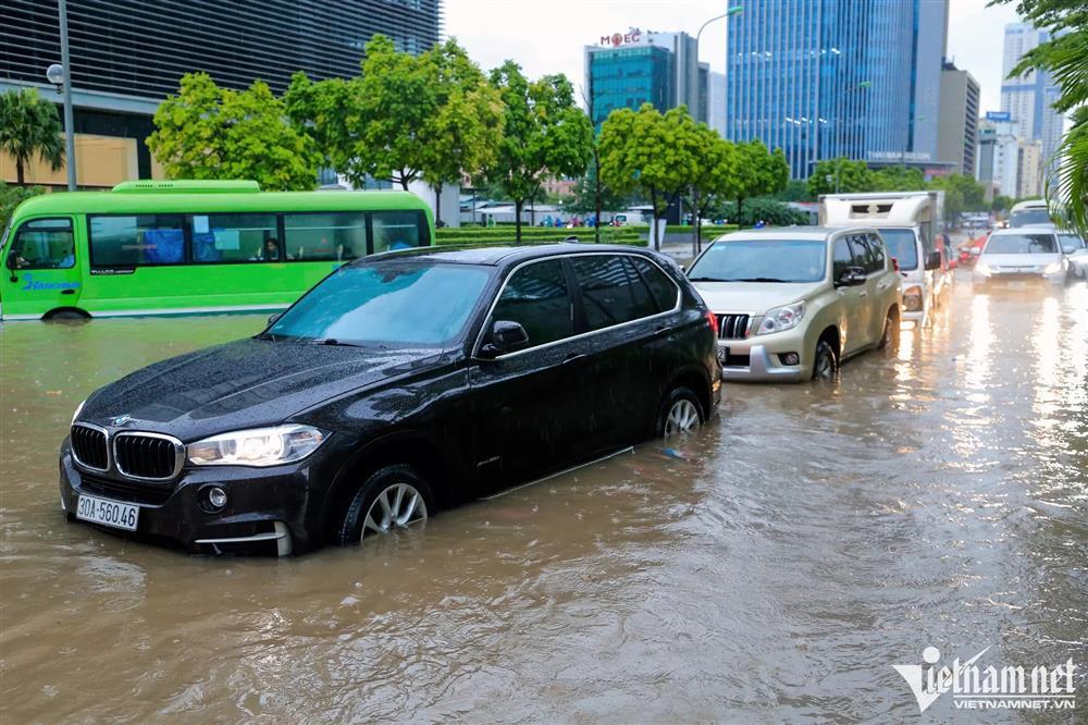 Mưa kéo dài ngập mọi ngả đường Hà Nội, xe máy vào ngõ cũng không thoát-9