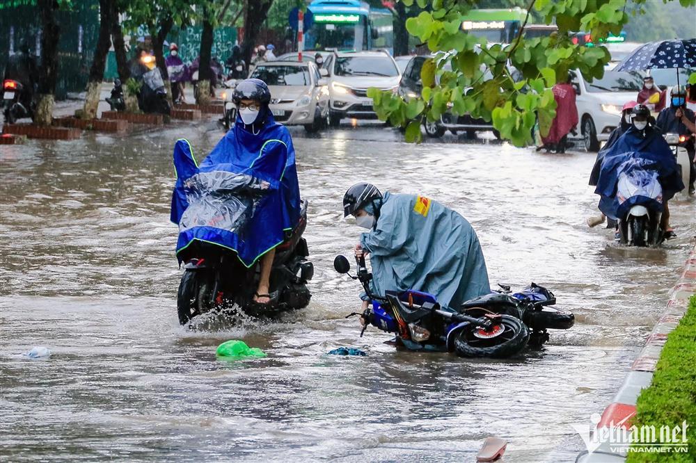 Mưa kéo dài ngập mọi ngả đường Hà Nội, xe máy vào ngõ cũng không thoát-15