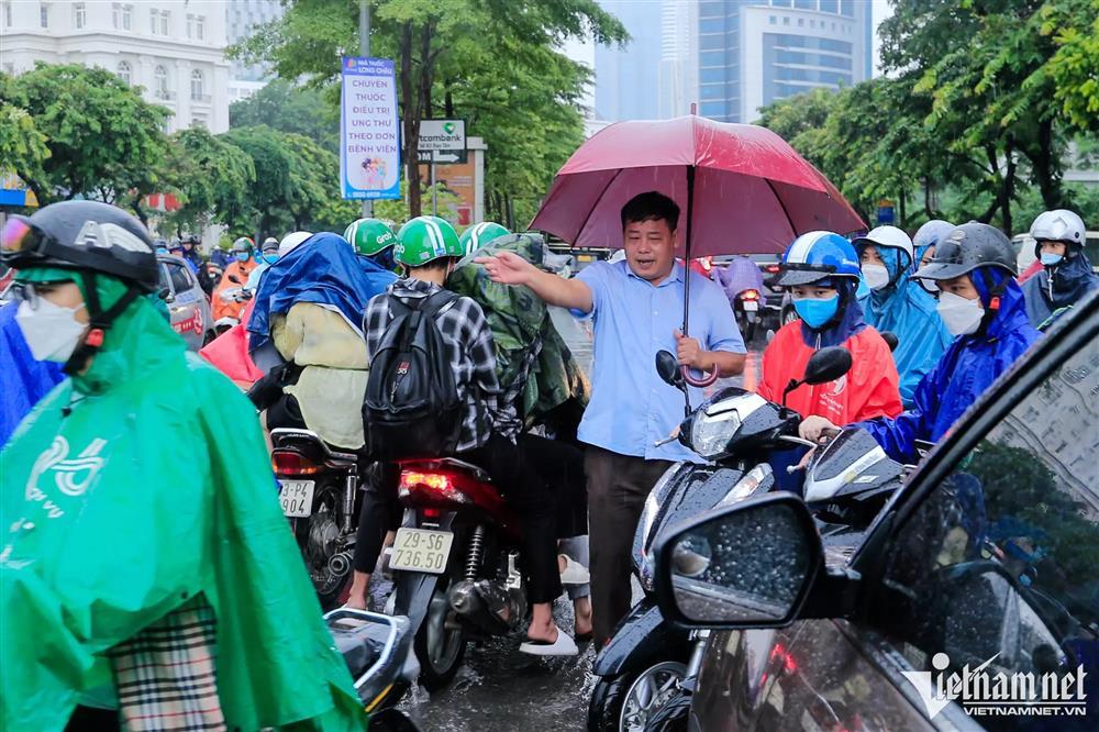 Mưa kéo dài ngập mọi ngả đường Hà Nội, xe máy vào ngõ cũng không thoát-16