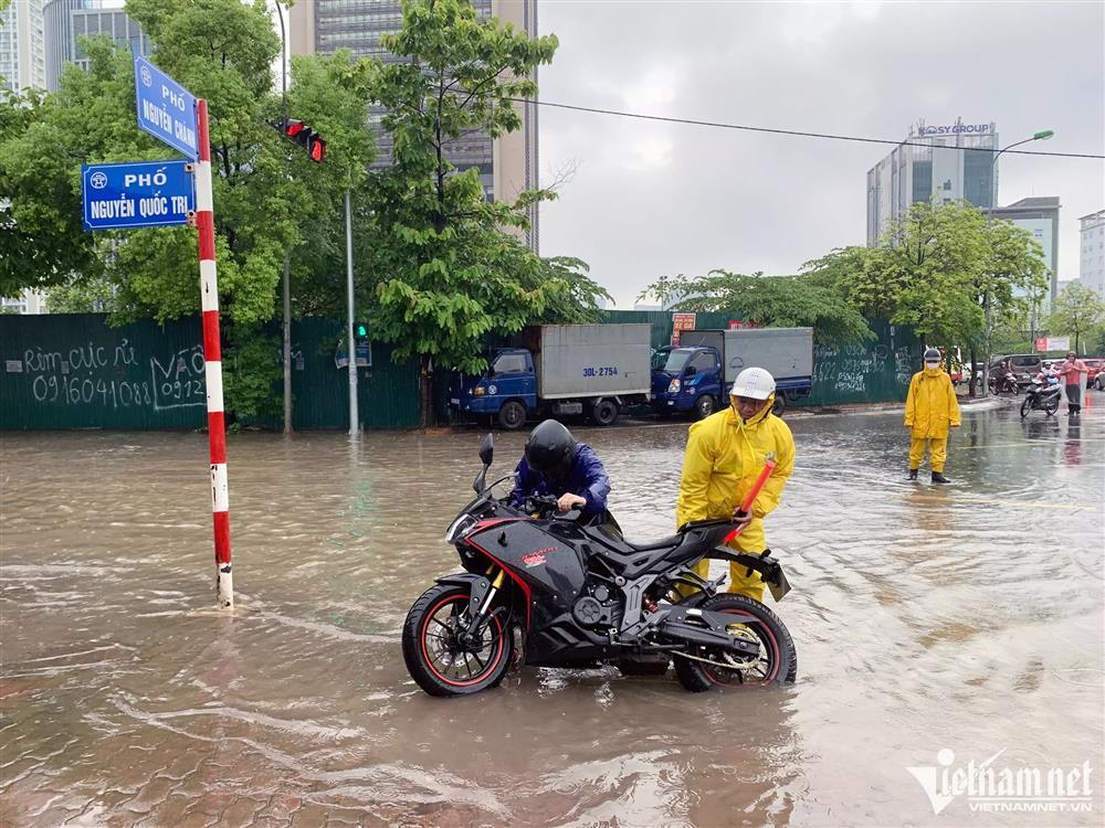 Mưa kéo dài ngập mọi ngả đường Hà Nội, xe máy vào ngõ cũng không thoát-17