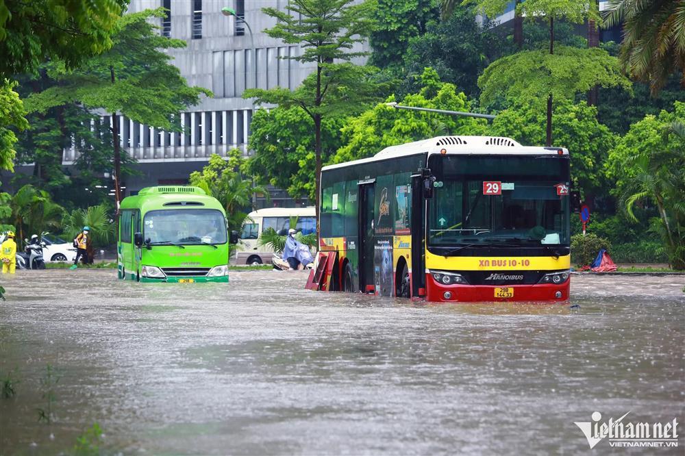 Mưa kéo dài ngập mọi ngả đường Hà Nội, xe máy vào ngõ cũng không thoát-18