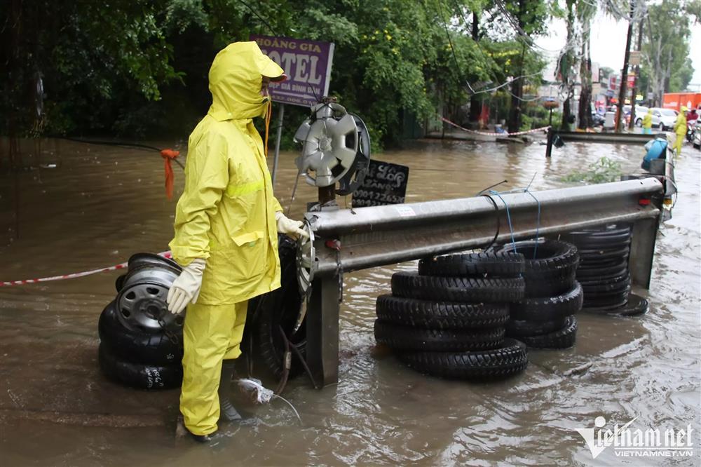 Mưa kéo dài ngập mọi ngả đường Hà Nội, xe máy vào ngõ cũng không thoát-19