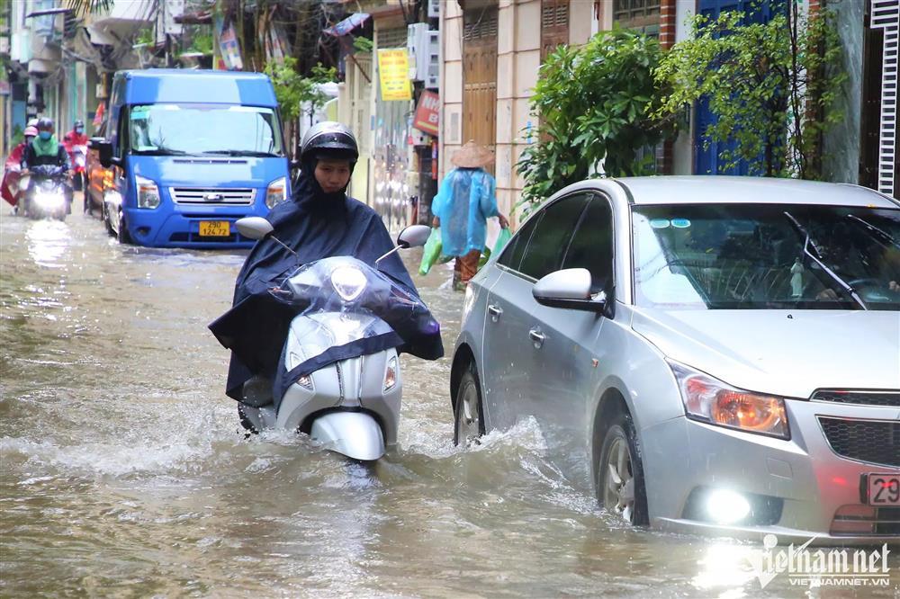 Mưa kéo dài ngập mọi ngả đường Hà Nội, xe máy vào ngõ cũng không thoát-20