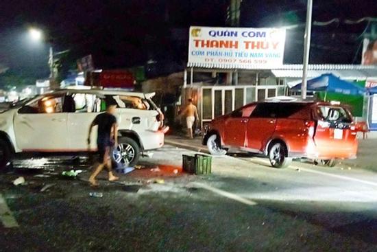 Ôtô 7 chỗ lộn nhiều vòng trên quốc lộ, tài xế văng khỏi xe