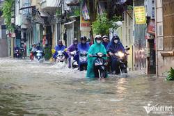 Mưa kéo dài ngập mọi ngả đường Hà Nội, xe máy vào ngõ cũng không thoát