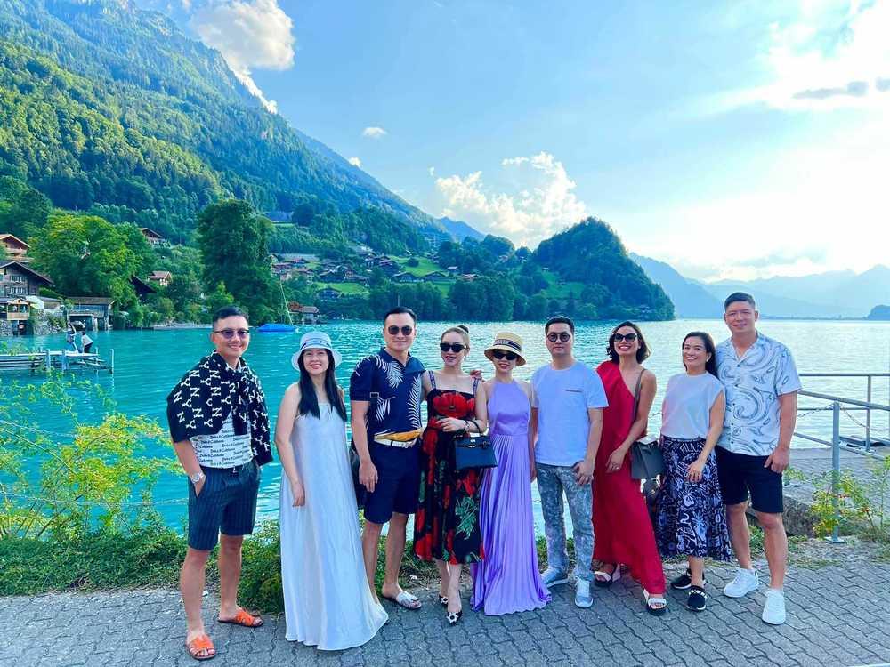 Vợ Bình Minh giấu tiệt body kém thon khi đọ dáng vợ trẻ Chi Bảo-1