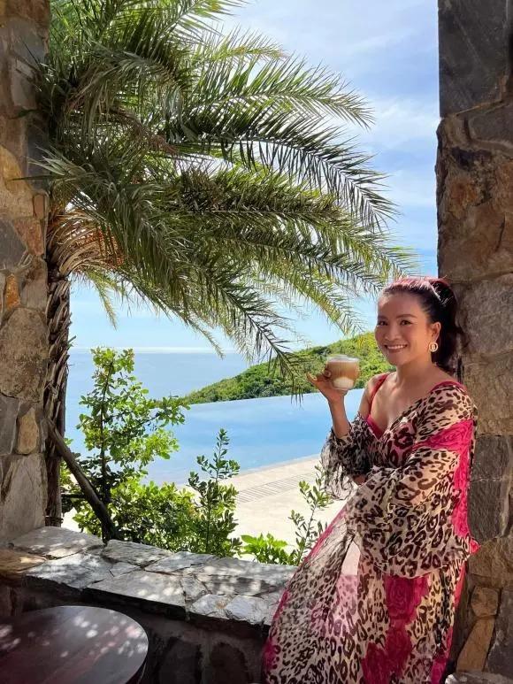 Vợ Bình Minh giấu tiệt body kém thon khi đọ dáng vợ trẻ Chi Bảo-9