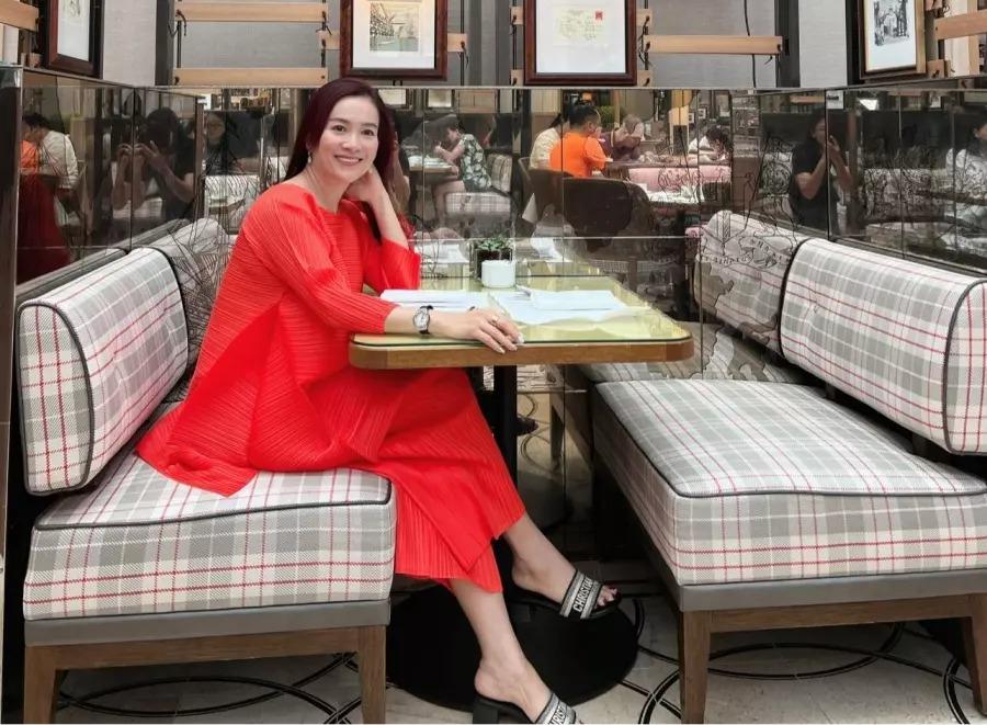 Vợ Bình Minh giấu tiệt body kém thon khi đọ dáng vợ trẻ Chi Bảo-10