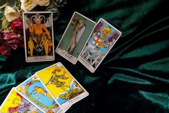 Bói bài Tarot hàng ngày - thứ Ba 16/8/2022: Trái tim hóa đá