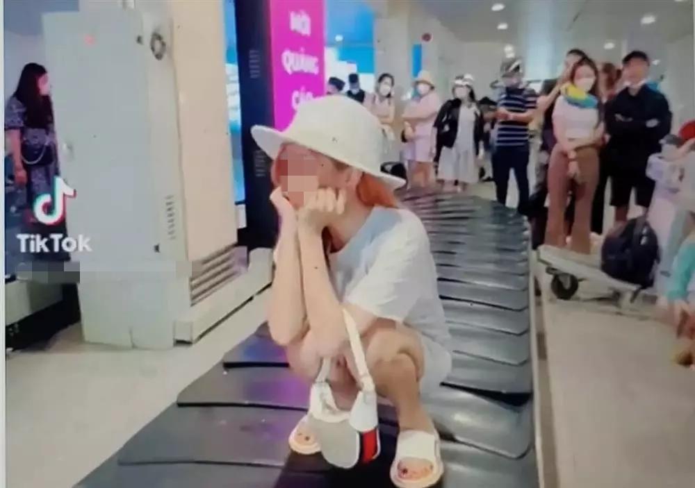 Cô gái lì mặt leo bằng được lên băng chuyền hành lý quay clip-3