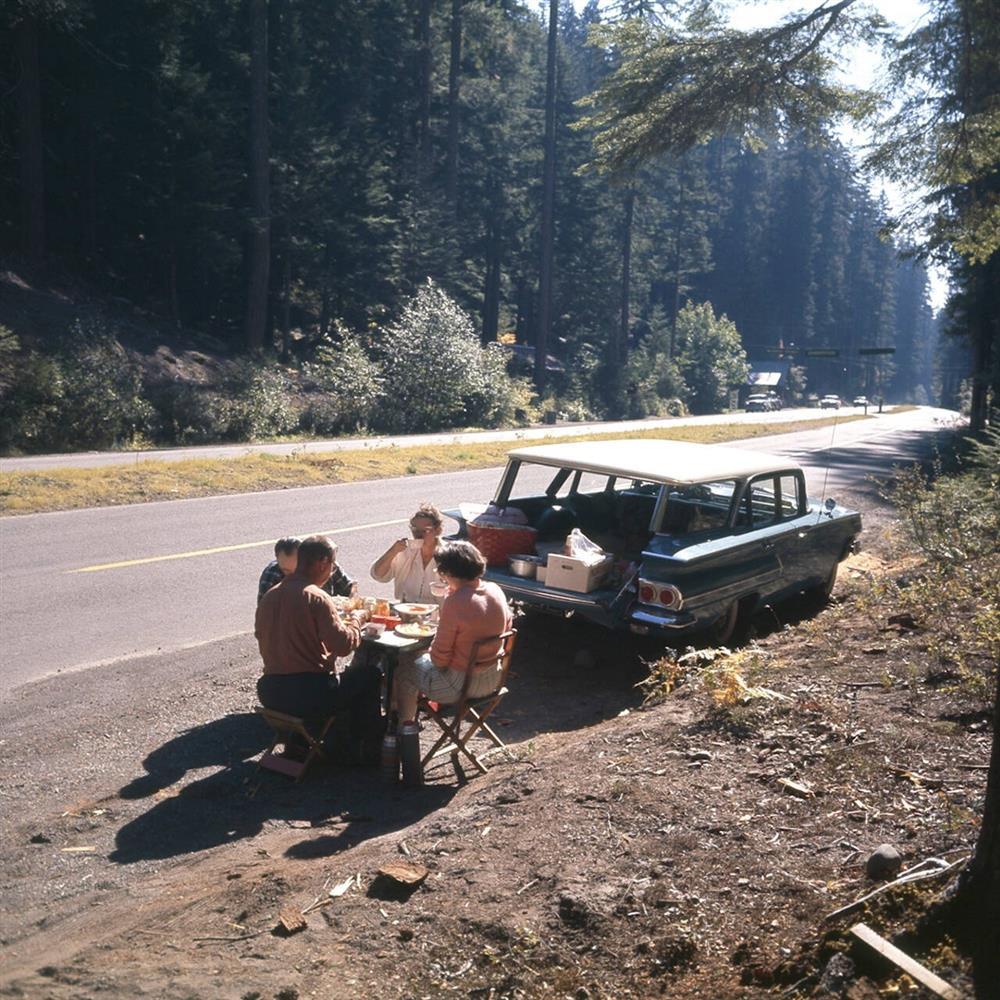 Tranh cãi bức ảnh chụp bữa trưa của gia đình bên lề đường 50 năm trước-1