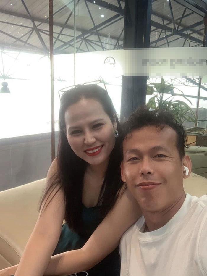 Thủ môn tuyển Việt Nam siêu giàu, ting ting khủng mừng sinh nhật vợ-2