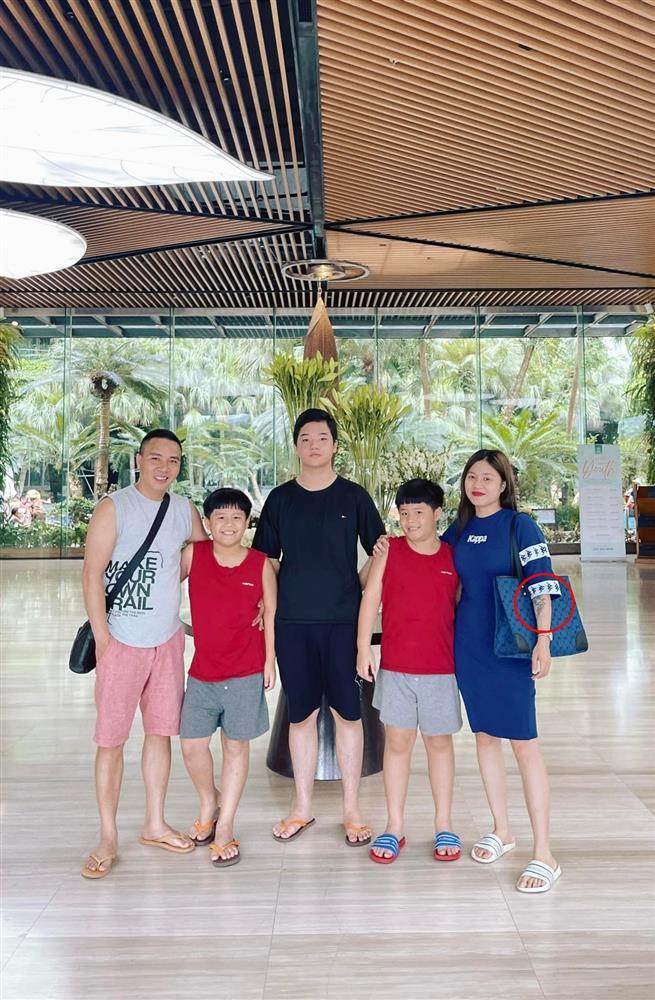 Hình xăm hổ báo của MC Hoàng Linh thoắt ẩn thoắt hiện-5