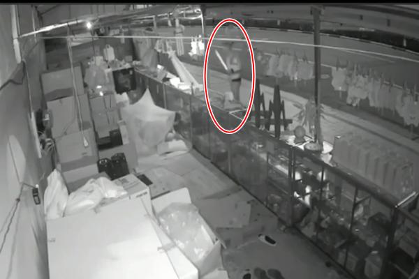 Nhóm côn đồ vác mã tấu đi xin đểu hẳn... 5 hộp bánh trung thu-1