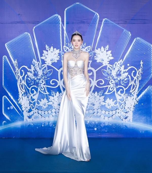 Miss World sáng bừng thảm đỏ, Lương Thùy Linh quên vương miện-5