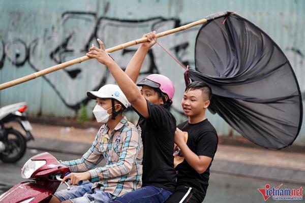 Vào ngày rằm tháng 7, nhiều gia đình tại TP.HCM trong đó chủ yếu là người Hoa ở Chợ Lớn làm mâm cúng cô hồn. Như mọi năm, chiều nay đội quân cướp đồ cúng lại xuất hiện. Họ chuẩn bị sẵn các dụng cụ vớt tiền và đồ cúng gồm bồ gà và bao to.