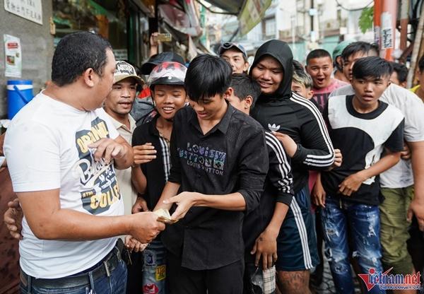 Tuy nhiên, vẫn có người xếp hàng quay vòng để nhận được nhiều tiền hơn.