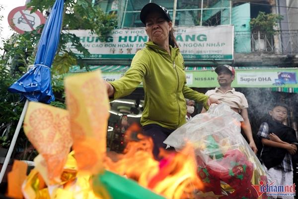 Kết thúc lễ cúng, người dân đốt vàng mã bên lề đường. Họ quan niệm lễ nghi này sẽ cứu giúp linh hồn khốn khổ, vất vưởng, lang thang không có nơi thờ. Các gia đình cúng lễ này là hộ kinh doanh, buôn bán, mục đích để các cô hồn không quậy phá. Công việc kinh doanh càng lớn, thì lễ càng hậu hĩnh để lấy may.